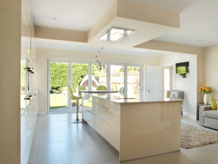 Villa Customized Design White Lacquer Handleless Kitchen Cabinets